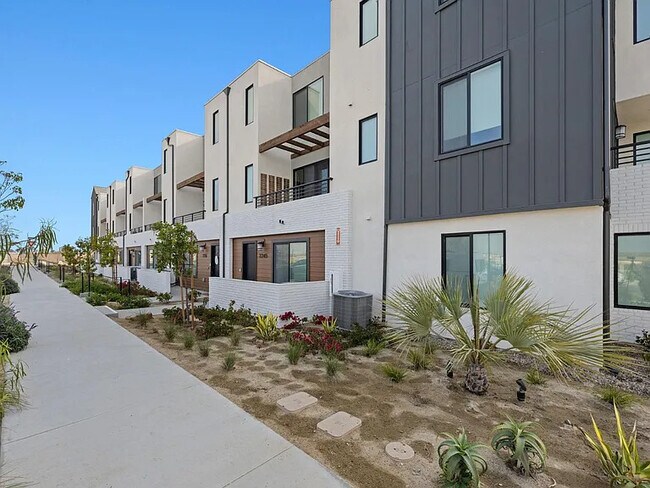 2402 Cascalote Lp in San Diego, CA - Building Photo - Building Photo