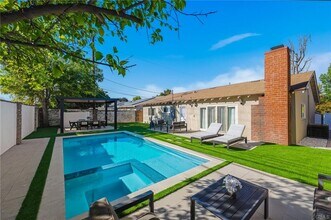 23010 Hartland St in Los Angeles, CA - Building Photo - Building Photo