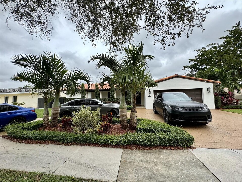 15101 Garvock Pl in Hialeah, FL - Building Photo