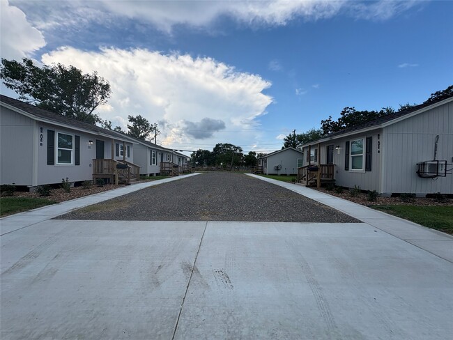 8 S Avenue B in Freeport, TX - Building Photo - Building Photo