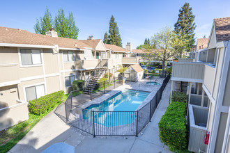 Cobble Creek Apartments in Carmichael, CA - Foto de edificio - Building Photo