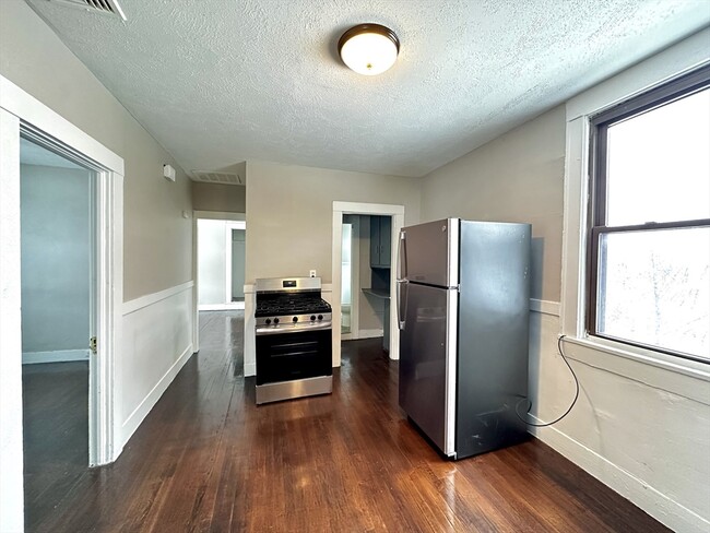 56 Clinton Ave in Holyoke, MA - Building Photo - Building Photo