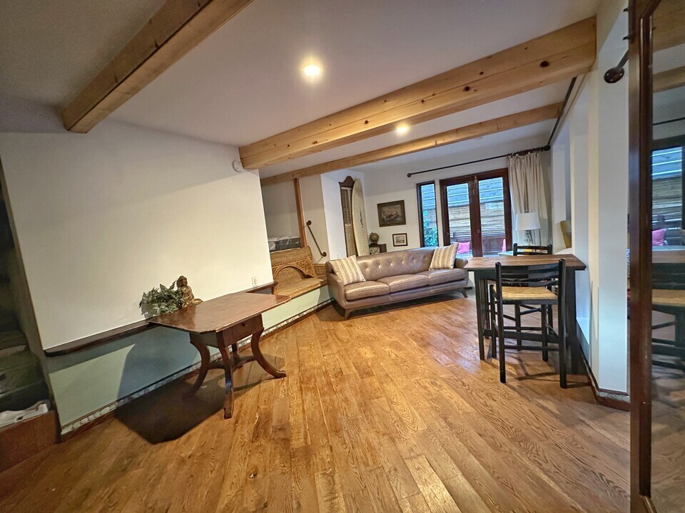 2925 Strongs Dr, Unit 1/2 in Los Angeles, CA - Building Photo