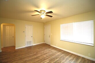 637 Ditmar St in Pensacola, FL - Foto de edificio - Building Photo