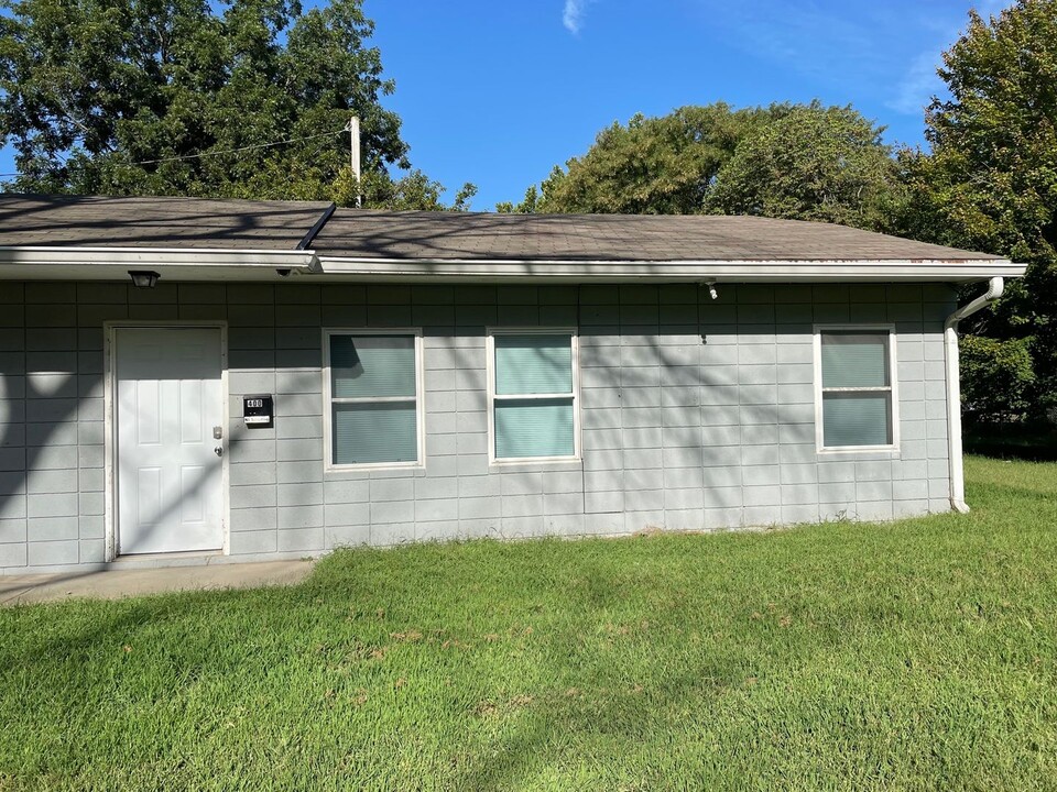 400 S 11th St in Manhattan, KS - Building Photo