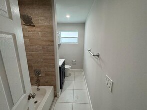 7571 Eaton St in Hollywood, FL - Building Photo - Building Photo