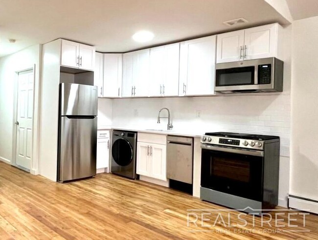 244 MacDougal St, Unit 3 in Brooklyn, NY - Foto de edificio - Building Photo