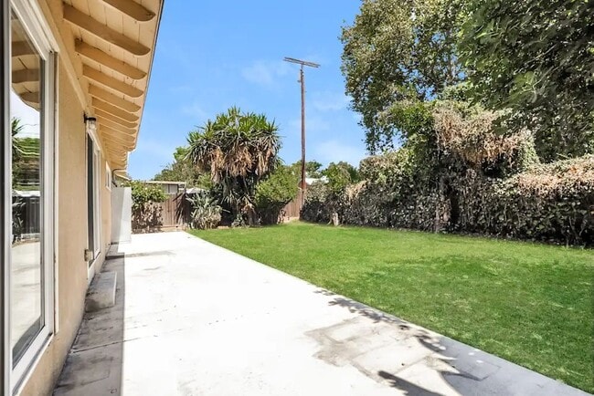 10550 Densmore Ave in Los Angeles, CA - Building Photo - Building Photo