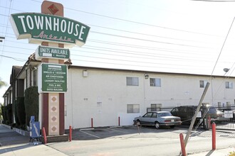 Townhouse Artesia in Bellflower, CA - Foto de edificio - Building Photo