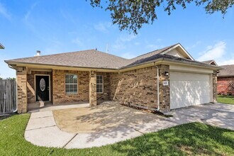 4815 Chase More Dr in Bacliff, TX - Building Photo - Building Photo