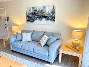 740 White Pine Tree Rd, Unit 107 in Venice, FL - Foto de edificio - Building Photo