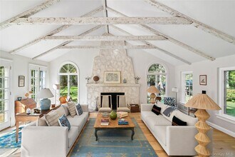 4 Oakland Ln in East Quogue, NY - Building Photo - Building Photo