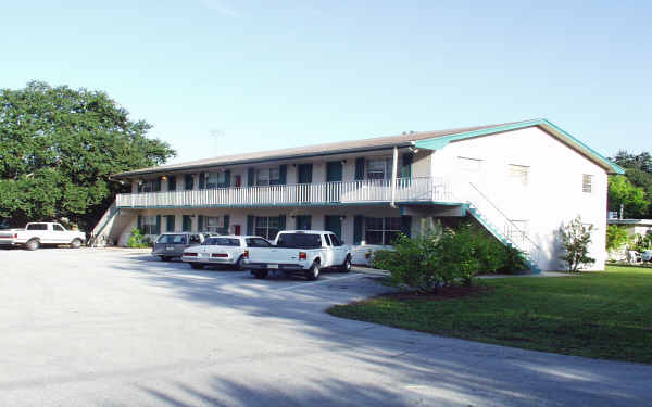 75 SW Irwin Ave in West Melbourne, FL - Building Photo