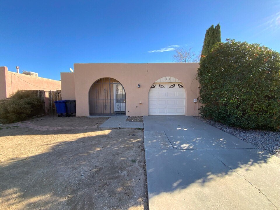 4610 Overland St NE in Albuquerque, NM - Building Photo