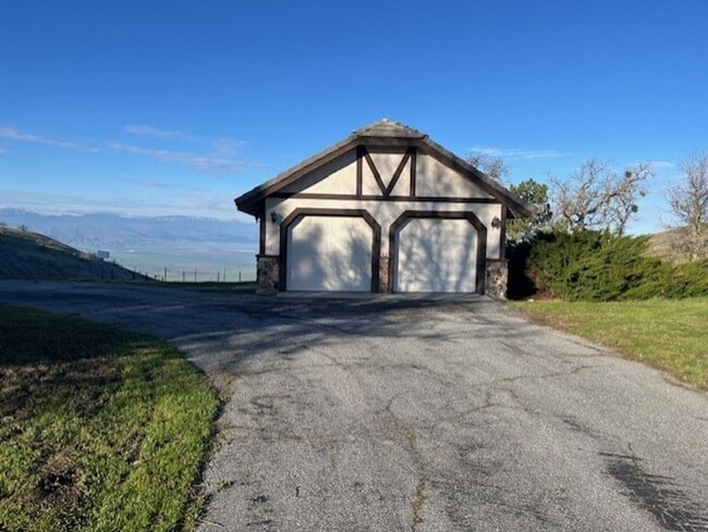 17851 Tejon Dr in Tehachapi, CA - Building Photo - Building Photo