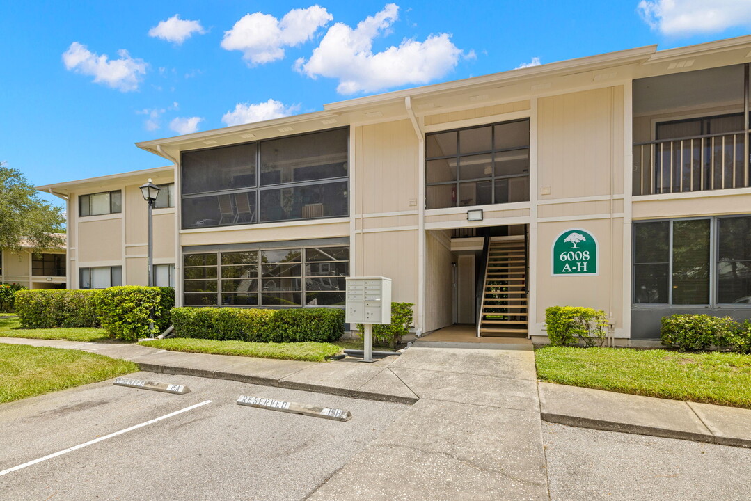 6008 Laketree Ln in Temple Terrace, FL - Building Photo