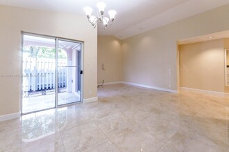 1462 Springside Dr in Weston, FL - Foto de edificio - Building Photo