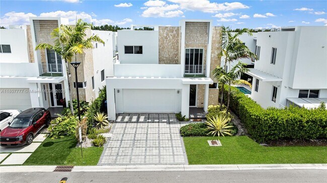 10330 NW 68th St in Doral, FL - Building Photo - Building Photo
