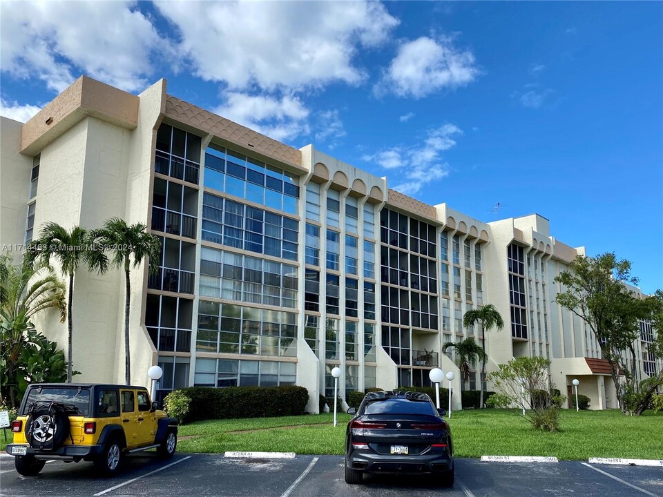 851 Three Islands Boulevard in Hallandale Beach, FL - Building Photo