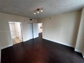 1250 S Miami Ave, Unit 1912 in Miami, FL - Building Photo - Building Photo