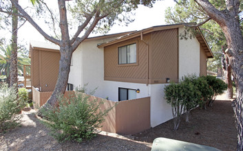 5661 Lake Park Way in La Mesa, CA - Building Photo - Building Photo