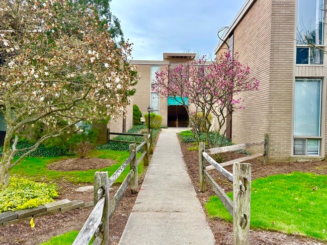 6770 Chaffee Ct in Brecksville, OH - Foto de edificio - Building Photo