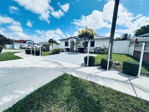 18501 SW 115th Ave in Miami, FL - Building Photo - Building Photo