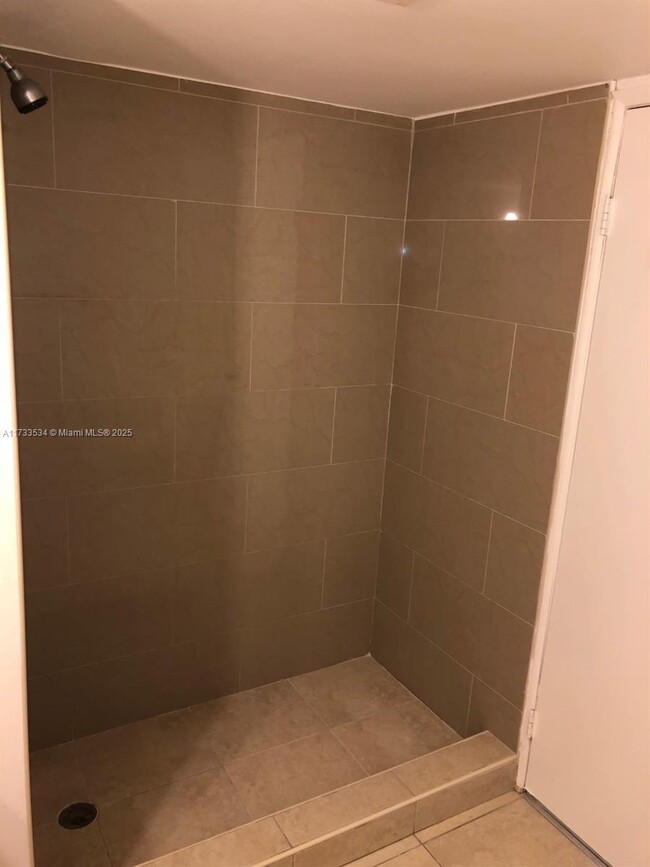 2660 W 76th St, Unit 106 in Hialeah, FL - Building Photo - Building Photo