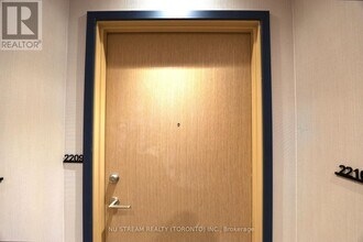 395 Square One Dr in Mississauga, ON - Building Photo - Building Photo