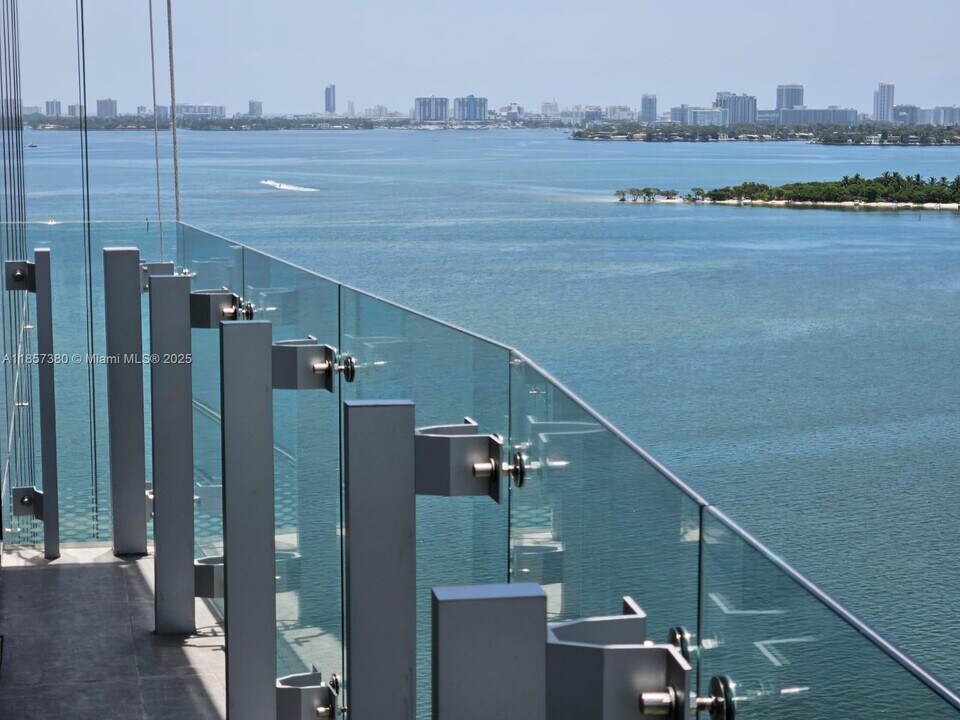 700 NE 26th St in Miami, FL - Building Photo