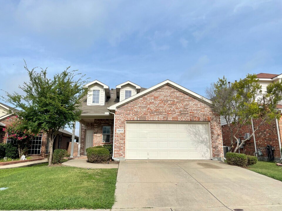 5913 Missy Ln in Fort Worth, TX - Foto de edificio