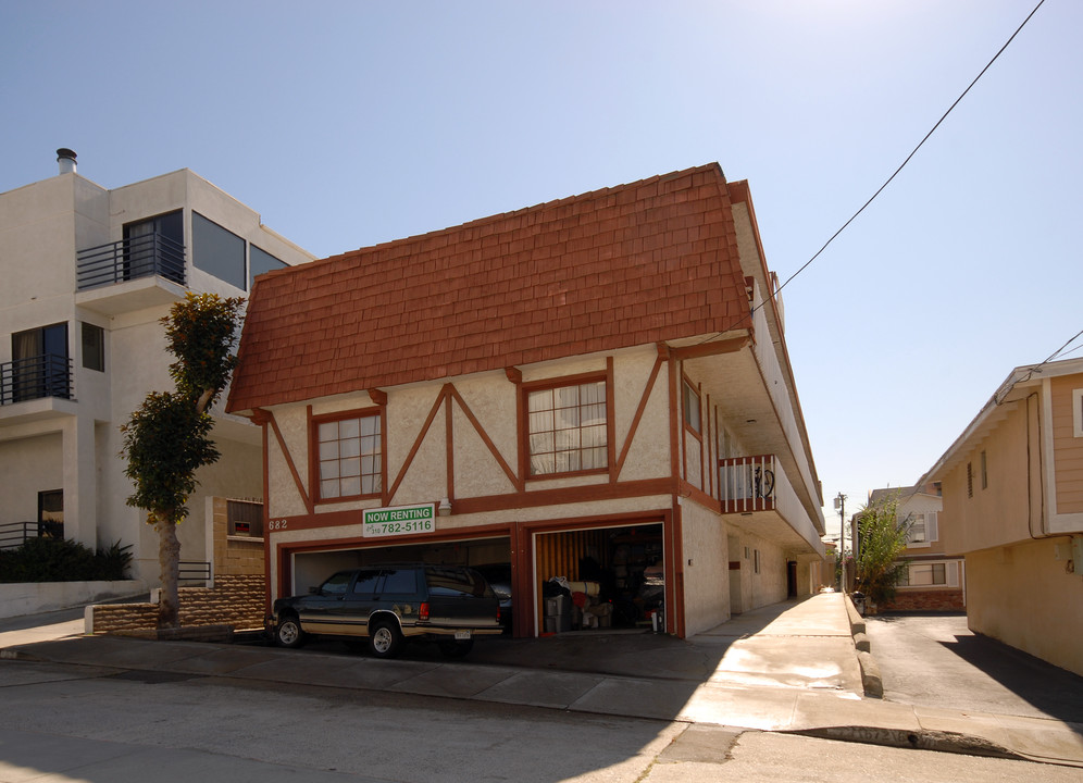 682 4th St in Hermosa Beach, CA - Building Photo