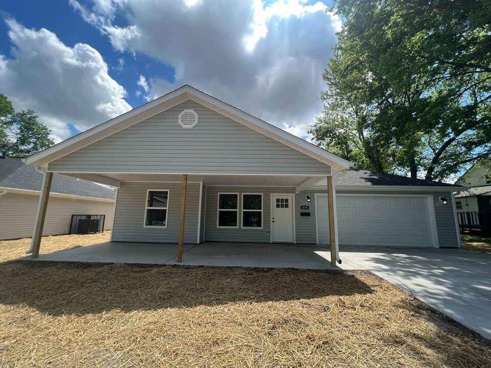 810 E Hill St in Joplin, MO - Building Photo