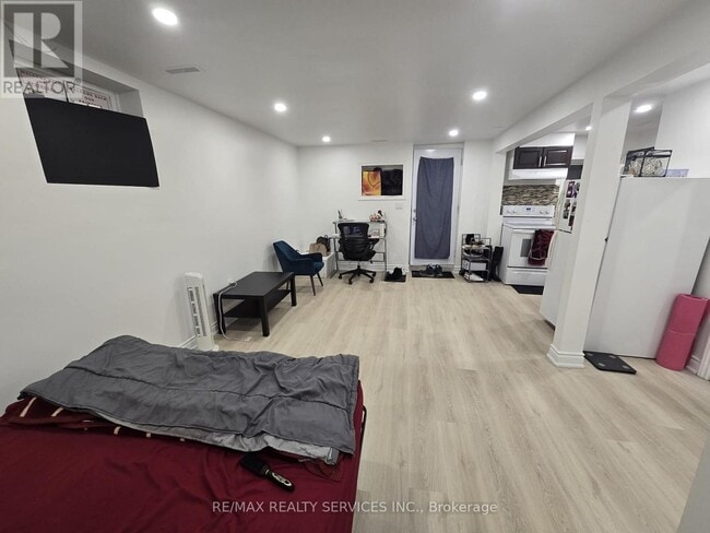 9 Bruce Beer Dr in Brampton, ON - Building Photo - Building Photo