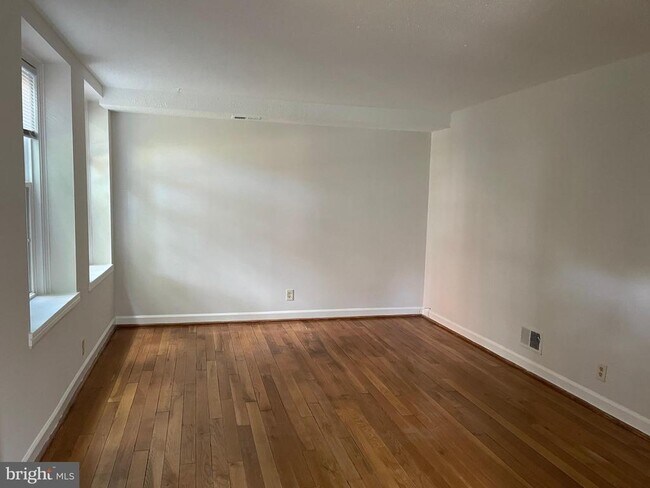 2927 S Dinwiddie St in Arlington, VA - Building Photo - Building Photo