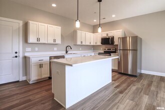 1008 S 4th St in Clinton, IA - Building Photo - Building Photo