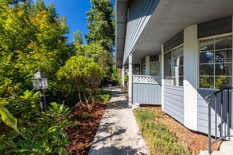 12525 Nyanza Rd SW in Lakewood, WA - Building Photo - Building Photo