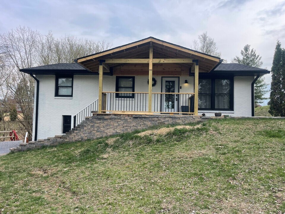 3068 Carrollwood Heights Rd in Kingsport, TN - Building Photo