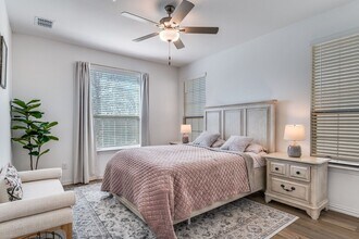 5342 Riverwalk Pkwy in Garland, TX - Foto de edificio - Building Photo