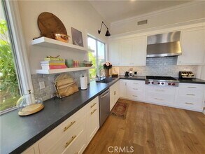 6206 E Cliffway Dr in Orange, CA - Building Photo - Building Photo