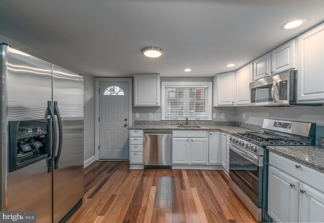 property at 915 S Bouldin St