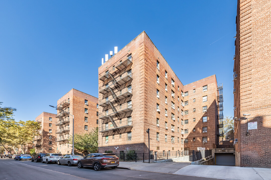 Elmhurst Gardens in Elmhurst, NY - Foto de edificio