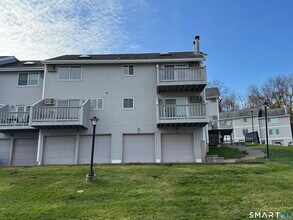 151 Shelter Rock Rd in Danbury, CT - Building Photo - Building Photo