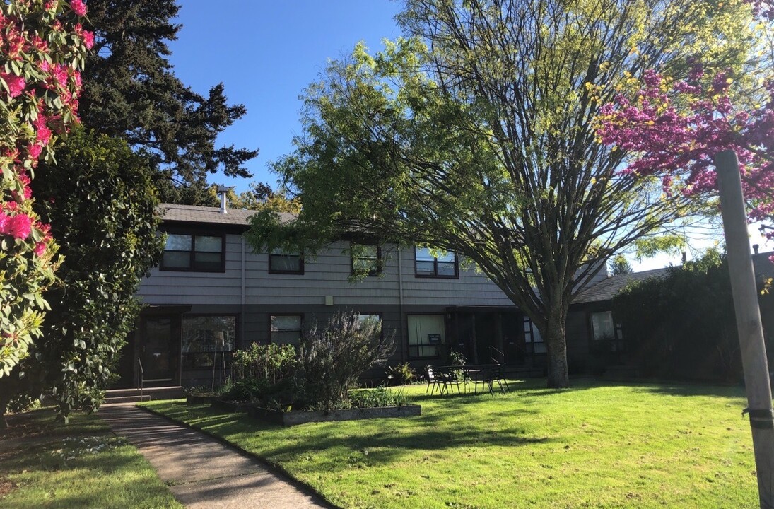 5802-5824 SE Belmont St in Portland, OR - Building Photo