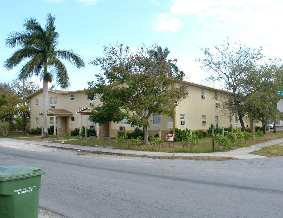 Arjor Gardens in Homestead, FL - Building Photo