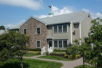 Fairfield Harbor At Babylon Village in Babylon, NY - Foto de edificio - Building Photo