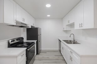 Ocean Breeze in San Diego, CA - Building Photo