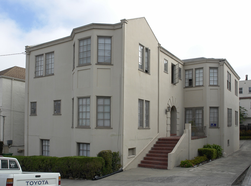 579 Beacon St in Oakland, CA - Building Photo