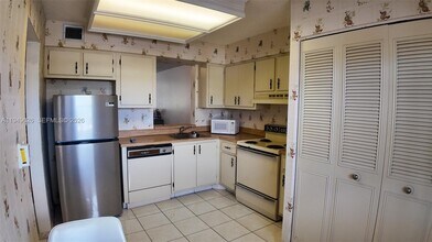 7220 Lake Cir Dr in Margate, FL - Building Photo - Building Photo