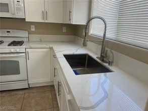 168 Gilliflower Ave in Las Vegas, NV - Building Photo - Building Photo